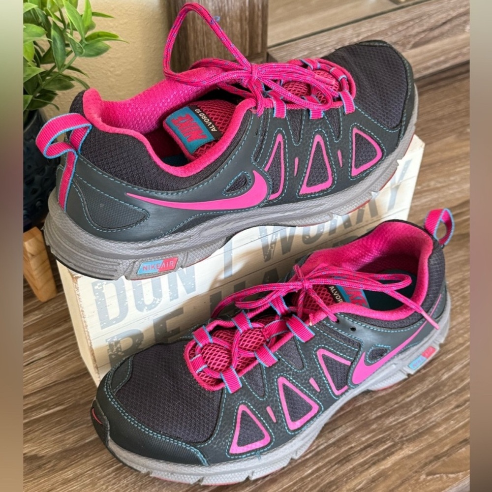 NIKE AIR WOMEN'S TRAIL RUNNING SHOES. NIKE ALVORD 10 SIZE 9.5. GREAT CONDITION.